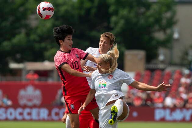 Fußball, Frauen Länderspiel, Kanada - Südkorea June 26, 2022, TORONTO, ON, CAN: Republic of Korea s Soyun Ji (left) battles for a header with Canada s Quinn (centre) and Adriana Leon during first half International Friendly, Länderspiel, Nationalmannschaft women s soccer action Toronto, on Sunday June 26, 2022. Soyun Ji; Quinn; Adriana Leon - ZUMAc35_ 20220626_zaf_c35_113 Copyright: xChrisxYoungx