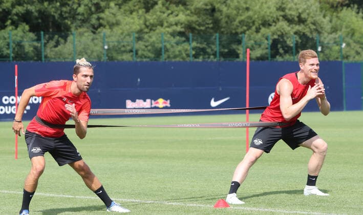 Sport Bilder des Tages RB Leipzig - Trainingsstart 27.06.2022 Leipzig, 27.06.2022, RBL Trainingszentrum, Fussball, 1. Bundesliga , RB Leipzig - Trainingsstart, Vorbereitung für die Saison 2022 23. , Im Bild v.l.: Kevin Kampl (44, RB Leipzig) und Marcel Halstenberg (23, RB Leipzig) ,