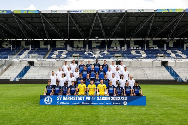 29.06.2022, xfux, Fussball 2.Bundesliga, SV Darmstadt 98 Fototermin Porträttermin 2022 23 xptt, emonline, emspor, v.l. hi. Reihe v.li.: Mannschaftsarzt Dr. Ingo Schwinnen, Mannschaftsarzt Dr. Philip Jessen, Clemens Riedel, Thomas Mattias Poppler Isherwood, Patric Pfeiffer, Phillip Tietz, Betreuer Jonas Nietzel, Betreuer Michael Richter, 3. Reihe v.li.: Mannschaftsarzt Dr. Alexander Lesch, Physiotherapeut Dirk Schmitt, Physiotherapeutin Katrin Herbig, Emir Karic, Magnus Warming, Mathias Honsak, Physiotherapeut Sebastian Pommer, Betreuer Matthias Neumann, Teammanager Michael Stegmayer, 2. Reihe v.li: Athletiktrainer Christopher Busse, Rehatrainer Florian Bauer, Torwarttrainer Dimo Wache, Klaus Gjasula, Jannik Mueller Müller, Tobias Kempe, Fabian Schnellhardt, Co Trainer Kai Peter Schmitz, Co Trainer Ovid Hajou, Trainer Torsten Lieberknecht, Vordere Reihe v.li.: Philipp Sonn, John Peter Sesay, Frank Ronstadt, Matthias Bader, Steve Kroll, Marcel Schuhen, Alexander Brunst, Fabian Holland, Braydon Manu, Marvin Mehlem, AndrŽ Andre Leipold (DFL DFB REGULATIONS PROHIBIT ANY USE OF PHOTOGRAPHS as IMAGE SEQUENCES and or QUASI-VIDEO) Darmstadt