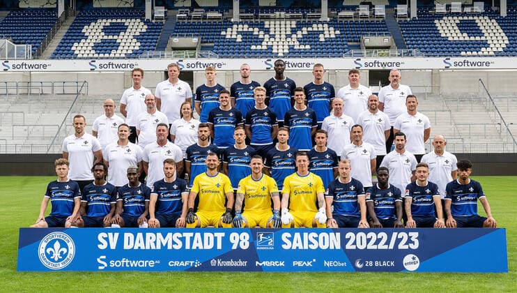 29.06.2022, xfux, Fussball 2.Bundesliga, SV Darmstadt 98 Fototermin Porträttermin 2022 23 xptt, emonline, emspor, v.l. hi. Reihe v.li.: Mannschaftsarzt Dr. Ingo Schwinnen, Mannschaftsarzt Dr. Philip Jessen, Clemens Riedel, Thomas Mattias Poppler Isherwood, Patric Pfeiffer, Phillip Tietz, Betreuer Jonas Nietzel, Betreuer Michael Richter, 3. Reihe v.li.: Mannschaftsarzt Dr. Alexander Lesch, Physiotherapeut Dirk Schmitt, Physiotherapeutin Katrin Herbig, Emir Karic, Magnus Warming, Mathias Honsak, Physiotherapeut Sebastian Pommer, Betreuer Matthias Neumann, Teammanager Michael Stegmayer, 2. Reihe v.li: Athletiktrainer Christopher Busse, Rehatrainer Florian Bauer, Torwarttrainer Dimo Wache, Klaus Gjasula, Jannik Mueller Müller, Tobias Kempe, Fabian Schnellhardt, Co Trainer Kai Peter Schmitz, Co Trainer Ovid Hajou, Trainer Torsten Lieberknecht, Vordere Reihe v.li.: Philipp Sonn, John Peter Sesay, Frank Ronstadt, Matthias Bader, Steve Kroll, Marcel Schuhen, Alexander Brunst, Fabian Holland, Braydon Manu, Marvin Mehlem, Andrà Andre Leipold (DFL DFB REGULATIONS PROHIBIT ANY USE OF PHOTOGRAPHS as IMAGE SEQUENCES and or QUASI-VIDEO) Darmstadt