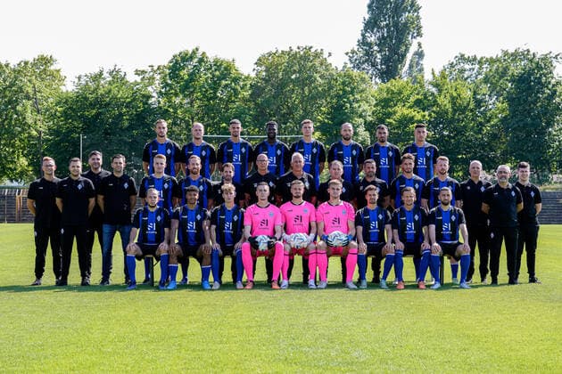 SV Waldhof Mannheim; 3.Liga, Porträttermin 2022 2023, Mannschaftsfoto, Hinten v.li.: Pascal Sohm, Marcel Seegert, Gerrit Gohlke, Johannes Dörfler, Alexander Rossipal, Marco Höger, Baris Ekincier, Stefano Russo, Mitte v.li.: Cedric Schmidt (Physiotherapeut), Yannick Heck (Teammanager), Konstantinos Cafaltzis (Teamarzt), Tim Schork (Geschäftsführer , Fridolin Wagner, Marc Schnatterer, Theodoros Dedes (Co-Trainer Spielanalyse), Dirk Stelly (Athletiktrainer), Christian Neidhart (Trainer), Asif Saric (Co-Trainer), Dennis Tiano (Torwarttrainer), Adrian Malachowski, Dominik Martinovic, Fred Haas (Team-Betreuer), Tahir Yazgan (Team-Betreuer), Tim Beidinger (Team-Betreuer), Vorne v.li.: Adrien Lebeau, Niklas-Wilson Sommer (Willy Sommer), Dominik Kother, Lucien Hawryluk (Torwart), Jan-Christoph Bartels (Torwart), Morten Behrens (Torwart), Julian Riedel, Bentley Baxter Bahn, Berkan Taz, Mannschaftsfoto, Teamfoto, Mannschaft, Team, Gruppenbild