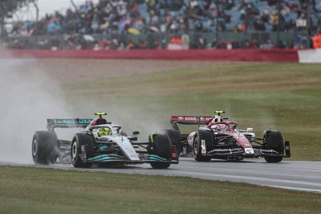24 ZHOU Guanyu (chi), Alfa Romeo F1 Team ORLEN C42, action 44 HAMILTON Lewis (gbr), Mercedes AMG F1 Team W13, action during the Formula 1 Lenovo British Grand Prix 2022, 10th round of the 2022 FIA Formula One World Championship, WM, Weltmeisterschaft on the Silverstone Circuit, from July 1 to 3, 2022 in Silverstone, United Kingdom - F1 - BRITISH GRAND PRIX 2022 DPPI Panoramic GOOD9742