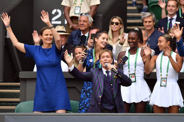 Tennis, Wimbledon, Tag 7, Cliff Richard Auftritt auf der Tribüne Mandatory Credit: Photo by James Veysey Shutterstock (13012856j) Cliff Richard performing on Centre Court Wimbledon Tennis Championships, Day 7, The All England Lawn Tennis and Croquet Club, London, UK - 03 Jul 2022 Wimbledon Tennis Championships, Day 7, The All England Lawn Tennis and Croquet Club, London, UK - 03 Jul 2022 Copyright: xJamesxVeysey Shutterstockx 13012856j