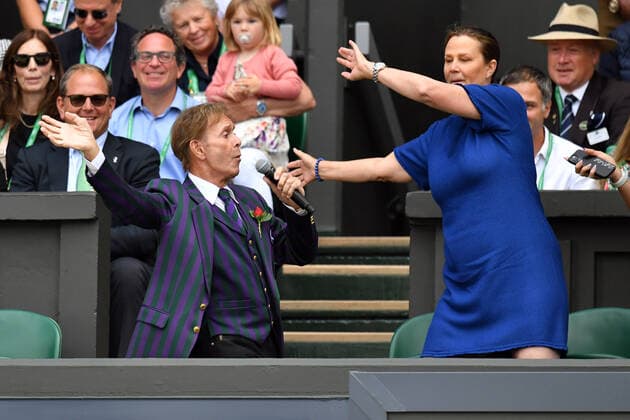 Tennis, Wimbledon, Tag 7, Cliff Richard Auftritt auf der Tribüne Mandatory Credit: Photo by James Veysey Shutterstock (13012856l) Cliff Richard performing on Centre Court Wimbledon Tennis Championships, Day 7, The All England Lawn Tennis and Croquet Club, London, UK - 03 Jul 2022 Wimbledon Tennis Championships, Day 7, The All England Lawn Tennis and Croquet Club, London, UK - 03 Jul 2022 Copyright: xJamesxVeysey Shutterstockx 13012856l