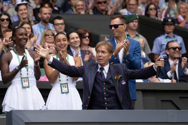 Tennis, Wimbledon, Tag 7, Cliff Richard Auftritt auf der Tribüne Mandatory Credit: Photo by Ella Ling Shutterstock (13012853p) Sir Cliff Richard sings on Centre Court as part of the centenary celebrations Wimbledon Tennis Championships, Day 7, The All England Lawn Tennis and Croquet Club, London, UK - 03 Jul 2022 Wimbledon Tennis Championships, Day 7, The All England Lawn Tennis and Croquet Club, London, UK - 03 Jul 2022 Copyright: xEllaxLing Shutterstockx 13012853p