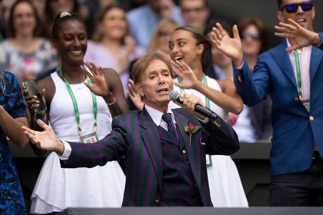 Tennis, Wimbledon, Tag 7, Cliff Richard Auftritt auf der Tribüne Mandatory Credit: Photo by Ella Ling Shutterstock (13012853m) Sir Cliff Richard sings on Centre Court as part of the centenary celebrations Wimbledon Tennis Championships, Day 7, The All England Lawn Tennis and Croquet Club, London, UK - 03 Jul 2022 Wimbledon Tennis Championships, Day 7, The All England Lawn Tennis and Croquet Club, London, UK - 03 Jul 2022 Copyright: xEllaxLing Shutterstockx 13012853m