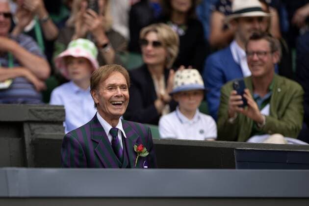 Tennis, Wimbledon, Tag 7, Cliff Richard Auftritt auf der Tribüne Mandatory Credit: Photo by Ella Ling Shutterstock (13012853h) Sir Cliff Richard sings on Centre Court as part of the centenary celebrations Wimbledon Tennis Championships, Day 7, The All England Lawn Tennis and Croquet Club, London, UK - 03 Jul 2022 Wimbledon Tennis Championships, Day 7, The All England Lawn Tennis and Croquet Club, London, UK - 03 Jul 2022 Copyright: xEllaxLing Shutterstockx 13012853h