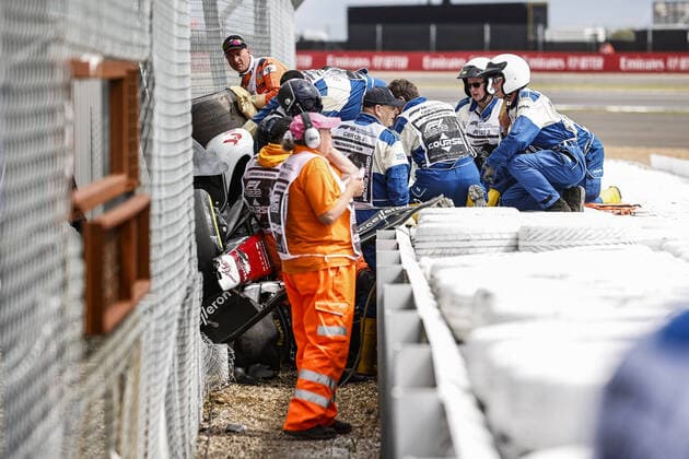 ZHOU Guanyu (chi), Alfa Romeo F1 Team ORLEN C42, portrait crash, accident, marshall, commissaire de piste, during the Formula 1 Lenovo British Grand Prix 2022, 10th round of the 2022 FIA Formula One World Championship, WM, Weltmeisterschaft on the Silverstone Circuit, from July 1 to 3, 2022 in Silverstone, United Kingdom - F1 - BRITISH GRAND PRIX 2022 - RACE DPPI Panoramic 00122025__R5_7498