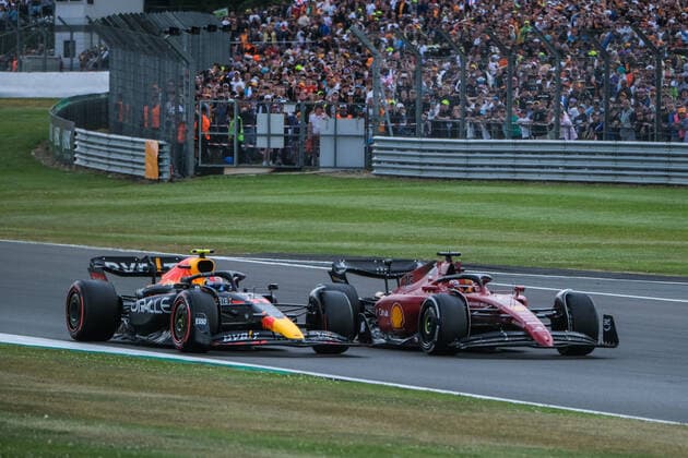 Sergio Checo Perez (MEX, Oracle Red Bull Racing 11) im RB18 und Charles Leclerc (MCO, Scuderia Ferrari 16) im Ferrari F1-75, Großer Preis von Großbritannien, Silverstone, Motorsport, Formel 1, Großer Preis von Großbritannien, Silverstone, Motorsport, Formel 1 Towcester Copyright: xEibner-Pressefotox EP_MKB