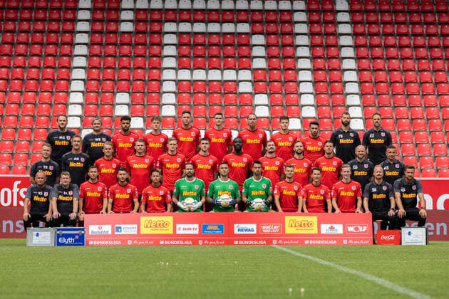 SSV Jahn Regensburg; 2.BL, Porträttermin 2022 2023, Mannschaftsfoto, hi. Reihe v. li.: Matthias Günther, Wolfgang Brummer, Leon Guwara, Christian Viet, Andreas Albers, Maximilian Thalhammer, Joel Zwarts, Björn Zempelin, Aygün Yildrim, Thomas Barth, Ronny Zeiß; mi. Reihe v. li.: Tobias Rutzinger, Dr. Andreas Harlass-Neuking, Nicklas Shipnoski, Steve Breitkreuz, Scott Kennedy, Kaan Caliskaner, Prinz Osei Owusu, Sebastian Nachreiner, Benedikt Gimber, Jan Elvedi, Sebastian Dreier, Mersad Selimbegovic; un. Reihe v. li.: Klaus Dieter Schneider, Reinhold Reisinger, Oscar Schönfelder, Charalambos Makridis, Minos Gouras, Thorsten Kirschbaum, Dejan Stojanovic, Alexander Weidinger, Benedik Saller, Konrad Faber, Joshua Mees, Jonas Maier, Markus Palionis