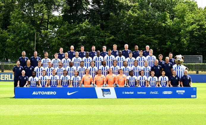 Hertha BSC; 1. Bundesliga, Portraittermin 2022 2023, Mannschaftsfoto, vierte Reihe v.li.: Spielanalyst Philipp Pelka (Hertha BSC), Leiter Spielanalyse Gabor Ruhr (Hertha BSC), Athletiktrainer Henrik Kuchno (Hertha BSC), Athletiktrainer Markus Hödl (Hertha BSC), Athletiktrainer Hendrik Vieth (Hertha BSC), Osteopath Thomas Sennewald (Hertha BSC), Physiotherapeut Henrik Lange (Hertha BSC), Physiotherapeut Frederick Syna (Hertha BSC), Zeugwart Hendrik Herzog (Hertha BSC) dritte Reihe v.li.: Offensivtrainer Vedad Ibisevic (Hertha BSC), Torwarttrainer Andreas Menger (Hertha BSC), Mesut Kesik (Hertha BSC), Lukas Ullrich (Hertha BSC), Julian Eitschberger (Hertha BSC), Marton Dardai (Hertha BSC), Dodi Lukebakio (Hertha BSC), Dedryck Boyata (Hertha BSC), Davie Selke (Hertha BSC), Jordan Torunarigha (Hertha BSC), Jurgen Ekkelenkamp (Hertha BSC), Linus Gechter (Hertha BSC), Luca Wollschläger (Hertha BSC), Physiotherapeutin Anne Kaube (Hertha BSC), Teammanager Maximilian Fürst (Hertha BSC) zweite Reihe v. l. Trainer Sandro Schwarz (Hertha BSC), Co-Trainer Tamas Bodog (Hertha BSC), Krzystof Piatek (Hertha BSC), Maximilian Mittelstädt (Hertha BSC), Marvin Plattenhardt (Hertha BSC), Myziane Maolida (Hertha BSC), Suat Serdar (Hertha BSC), Filip Uremovic (Hertha BSC), Kevin Prince Boateng (Hertha BSC), Marc Oliver Kempf (Hertha BSC), Lucas Tousart (Hertha BSC), Derry Scherhant (Hertha BSC), Marten Winkler (Hertha BSC), Teammanager Thomas Westphal (Hertha BSC), Mannschaftsarzt Dr. Ulrich Schleicher (Hertha BSC), Maskottchen Herthinho Untere Reihe v.l. Assistenztrainer Analyse Daniel Fischer (Hertha BSC), Deyovaisio Zeefuik (Hertha BSC), Fredrik Andre Björkan (Hertha BSC), Peter Pekarik (Hertha BSC), Marco Richter (Hertha BSC), Jonjoe Kenny (Hertha BSC), Torhüter Tjark Ernst (Hertha BSC), Torhüter Rune Jarstein (Hertha BSC), Torhüter Oliver Christensen (Hertha BSC), Torhüter Robert Kwasigroch (Hertha BSC), Javairo Dilrosun (Hertha BSC), Vladimir Darida (Hertha BSC), Sant Copyright: xSebastianxRäppoldx xMatthiasxKox