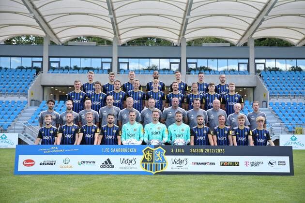 05.07.2022, xfkfnsx, Fussball 3.Liga, 1.FC Saarbruecken - Fototermin Saison 2022 23 emspor, v.l. oberste Reihe v.l. Pius Krätschmer, Dominik Becker, Alexander Groiß, Bone Uaferro, Bjarne Thoelke, Marvin Cuni, Steven Zellner, dritte Reihe v.l. Manuel Zeitz, Mike Frantz, Julian Günther-Schmidt, Lukas Boeder, Justin Steinkötter, Sebastian Jacob, Tobias Schwede, Luca Kerber, Julius Biada, zweite Reihe v.l. Max Smith, Tom Spengler, Christoph Fuhr, Paulo da Palma, Bernd Heemsoth, Uwe Koschinat, Michael Weirich, Torsten Bard, Rüdiger Schmidt, Helmut Schwan, Dr. med. Markus Pahl, untere Reihe v.l. Richard Neudecker, Robin Scheu, Dominik Ernst, Kasim Rabihic, Tim Paterok, Daniel Batz, Julian Bauer, Dave Gnaase, Tobias Jänicke, Frederik Recktenwald, Andy Breuer (DFL DFB REGULATIONS PROHIBIT ANY USE OF PHOTOGRAPHS as IMAGE SEQUENCES and or QUASI-VIDEO) Saarbruecken