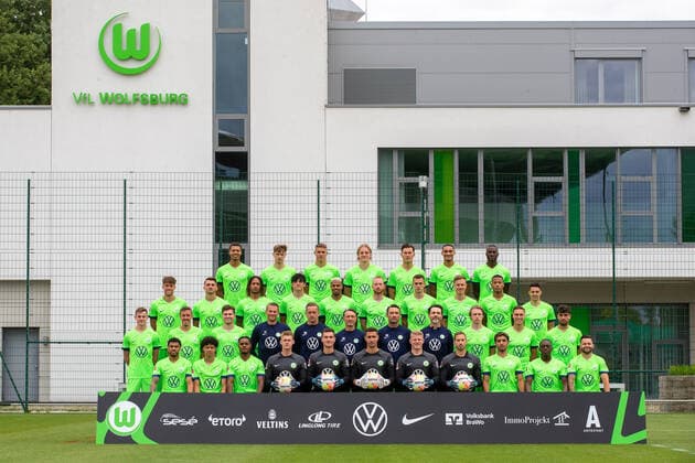 VfL Wolfsburg Fototermin VfL Wolfsburg; 06.07.2022, 1. BL, Porträttermin 2022 23, Mannschaftsfoto, 1. Reihe v.oben v.li.: Felix Nmecha, Bartosz Bialek, Micky van de Ven, Sebastiaan Bornauw, Jonas Wind, Maxence Lacroix, Josuha Guilavogui 2. Reihe v.o. v.li.: Luca Waldschmidt, Maximilian Philipp, Kevin Mbabu, Anselmo Garcia MacNulty, Lukas Nmecha, Maximilian Arnold, Bartol Franjic, Yannick Gerhardt, Aster Vranckx, Josip Brekalo 3. Reihe v.o. v.li.: Jakub Kaminski, Max Kruse, Elvis Rexhbecaj, Pascal Formann (Torwarttrainer), Aaron Briggs (Co-Trainer und Analyst), Niko Kovac (Cheftrainer), Robert Kovac (Co-Trainer), Walter Gfrerer (Leitender Athletiktrainer), Patrick Wimmer, Kilian Fischer, Fabio Di Michele Sanchez 4. Reihe v. o. v.li: Paulo Otavio, Kevin Paredes, Ridle Baku, Torwart Philipp Schulze, Torwart Pavao Pervan, Torwart Koen Casteels, Torwart Lino Kasten, Torwart Niklas Klinger, Omar Marmoush, Jerome Roussillon, Renato Steffen Es fehlt: Marin Pongracic Wolfsburg