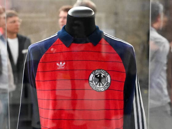 Trikot von Toni Schumacher 1982. Deutschland vs. Frankreich, Weltmeisterschaft 1982, Halbfinale, Fussball, Nacht von Sevilla, 06.07.2022 Deutschland vs. Frankreich, Weltmeisterschaft 1982, Halbfinale, Legenden-Abend, Nacht von Sevilla, Fussball, 40. Jahrestag, 06.07.2022 Dortmund Copyright: xEibner-Pressefotox EP_THR