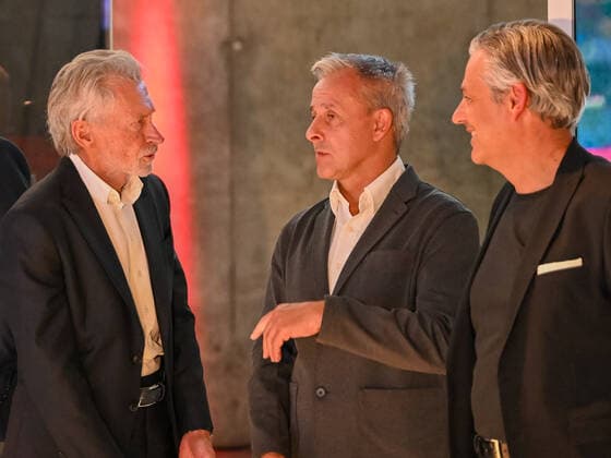 Paul Breitner, Piere Littbarski und Manuel Neukirchner. Deutschland vs. Frankreich, Weltmeisterschaft 1982, Halbfinale, Fussball, Nacht von Sevilla, 06.07.2022 Deutschland vs. Frankreich, Weltmeisterschaft 1982, Halbfinale, Legenden-Abend, Nacht von Sevilla, Fussball, 40. Jahrestag, 06.07.2022 Dortmund Copyright: xEibner-Pressefotox EP_THR
