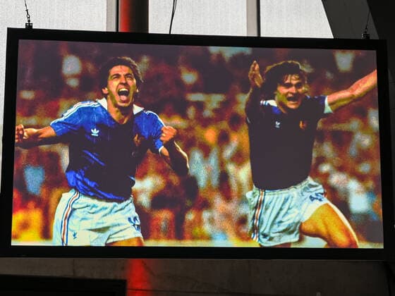 Spielszenen von 1982. Der Jubel der Franzosen. Deutschland vs. Frankreich, Weltmeisterschaft 1982, Halbfinale, Fussball, Nacht von Sevilla, 06.07.2022 Deutschland vs. Frankreich, Weltmeisterschaft 1982, Halbfinale, Legenden-Abend, Nacht von Sevilla, Fussball, 40. Jahrestag, 06.07.2022 Dortmund Copyright: xEibner-Pressefotox EP_THR