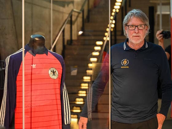 Toni Schumacher neben seinem Trikot. Deutschland vs. Frankreich, Weltmeisterschaft 1982, Halbfinale, Fussball, Nacht von Sevilla, 06.07.2022 Deutschland vs. Frankreich, Weltmeisterschaft 1982, Halbfinale, Legenden-Abend, Nacht von Sevilla, Fussball, 40. Jahrestag, 06.07.2022 Dortmund Copyright: xEibner-Pressefotox EP_THR