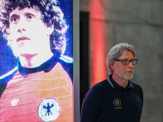 Sport Bilder des Tages Toni Schumacher damals und heute. Deutschland vs. Frankreich, Weltmeisterschaft 1982, Halbfinale, Fussball, Nacht von Sevilla, 06.07.2022 Deutschland vs. Frankreich, Weltmeisterschaft 1982, Halbfinale, Legenden-Abend, Nacht von Sevilla, Fussball, 40. Jahrestag, 06.07.2022 Dortmund Copyright: xEibner-Pressefotox EP_THR