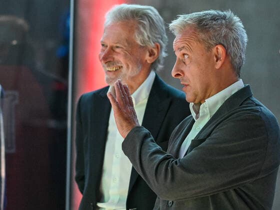 Lockere Stimmung zwischen Paul Breitner und Pierre Littbarski. Deutschland vs. Frankreich, Weltmeisterschaft 1982, Halbfinale, Fussball, Nacht von Sevilla, 06.07.2022 Deutschland vs. Frankreich, Weltmeisterschaft 1982, Halbfinale, Legenden-Abend, Nacht von Sevilla, Fussball, 40. Jahrestag, 06.07.2022 Dortmund Copyright: xEibner-Pressefotox EP_THR