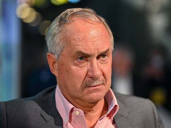 Ein nachdenklicher Uli Stielike. Deutschland vs. Frankreich, Weltmeisterschaft 1982, Halbfinale, Fussball, Nacht von Sevilla, 06.07.2022 Deutschland vs. Frankreich, Weltmeisterschaft 1982, Halbfinale, Legenden-Abend, Nacht von Sevilla, Fussball, 40. Jahrestag, 06.07.2022 Dortmund Copyright: xEibner-Pressefotox EP_THR