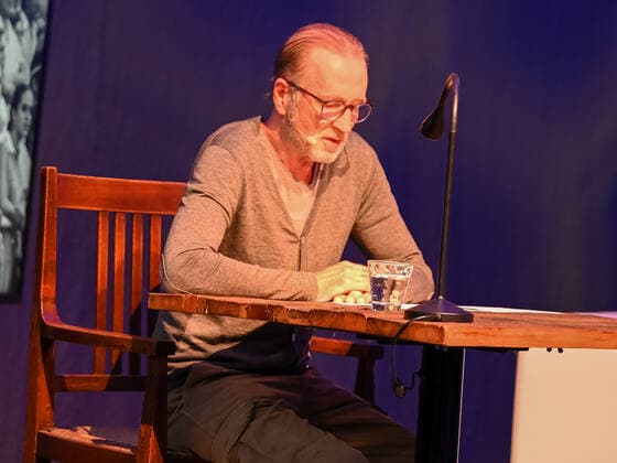 Peter Lohmeyer (Schauspieler) liest aus dem Buch. Deutschland vs. Frankreich, Weltmeisterschaft 1982, Halbfinale, Fussball, Nacht von Sevilla, 06.07.2022 Deutschland vs. Frankreich, Weltmeisterschaft 1982, Halbfinale, Legenden-Abend, Nacht von Sevilla, Fussball, 40. Jahrestag, 06.07.2022 Dortmund Copyright: xEibner-Pressefotox EP_THR