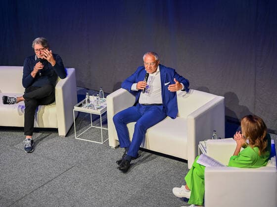 Toni Schumacher und Felix Magath im Interview mit Katrin Mueller-Hohenstein ueber das Foulspiel von Toni Schumacher. Deutschland vs. Frankreich, Weltmeisterschaft 1982, Halbfinale, Fussball, Nacht von Sevilla, 06.07.2022 Deutschland vs. Frankreich, Weltmeisterschaft 1982, Halbfinale, Legenden-Abend, Nacht von Sevilla, Fussball, 40. Jahrestag, 06.07.2022 Dortmund Copyright: xEibner-Pressefotox EP_THR