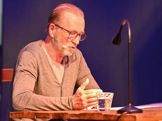 Peter Lohmeyer liest aus dem Buch. Deutschland vs. Frankreich, Weltmeisterschaft 1982, Halbfinale, Fussball, Nacht von Sevilla, 06.07.2022 Deutschland vs. Frankreich, Weltmeisterschaft 1982, Halbfinale, Legenden-Abend, Nacht von Sevilla, Fussball, 40. Jahrestag, 06.07.2022 Dortmund Copyright: xEibner-Pressefotox EP_THR