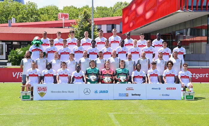 FUSSBALL 1. BUNDESLIGA SAISON 2022 2023 05.07.2022 Fototermin beim VfB Stuttgart auf dem Trainingsgelaende: Mannschaftsbild: Darko Churlinov, Tanguy Coulibaly, Philipp Klement, Alou Kuol, Torwart Fabian Bredlow, Torwart Florian Mueller, Torwart Florian Schock, Mohamed Sankoh, Laurin Ulrich. Enzo Millot, Oemer Faruk Beyaz (1.Reihe unten von links) Dino Poimann, Max Lesser, Marcus Fregin, Jan Schimpchen, Matthias Schiffers, Martin Franz, Oliver Bartlett, Nathaniel Weiss, Steffen Krebs, Michael Kammermeyer, Michael Wimmer (2.Reihe von links) Masottchen Fritzle, Lilian Egloff, Mateo Klimowicz, Tiago Tomas, Naouirou Ahamada, Pascal Stenzel, Clinton Mola, Cjris Führich, Roberto Massimo, Wataru Endo, Orel Magala (3.Reihe von links) Nikolas Nartey, Thomas Kastanaras, Hiroki Ito, Waldemar Anton, Dinos Mavropanos, Sasa Kalajdzic, Antonis Aidonis und Silas Mvumpa Katompa (4.Reihe von links)