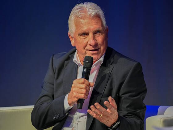 Klaus Fischer erzaehlt ueber seinen Fallrueckzieher. Deutschland vs. Frankreich, Weltmeisterschaft 1982, Halbfinale, Fussball, Nacht von Sevilla, 06.07.2022 Deutschland vs. Frankreich, Weltmeisterschaft 1982, Halbfinale, Legenden-Abend, Nacht von Sevilla, Fussball, 40. Jahrestag, 06.07.2022 Dortmund Copyright: xEibner-Pressefotox EP_THR