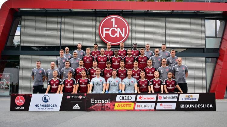 06.07.2022 - 1. FC Nürnberg FCN Club - Saison 2022 2023 - Fototermin - Mannschaft Team Kader - Teamfoto Mannschaftsfoto Mannschaftsbild Teambild Totale - Vorstellung Präsentation Pressetermin - - erste Reihe von links : Johannes Geis (5, 1. FC Nürnberg FCN ) Taylan Duman (8, 1. FC Nürnberg FCN )Fabian Nürnberger Nuernberger (15, 1. FC Nürnberg FCN ) Carl Klaus (1, 1. FC Nürnberg FCN ) Christian Mathenia (26, 1. FC Nürnberg FCN ) Jan Reichert (31, 1. FC Nürnberg FCN ) Lino Tempelmann (6, 1. FC Nürnberg FCN ) Mats Möller Moeller Daehli (10, 1. FC Nürnberg FCN ) Jan Gyamerah (28, 1. FC Nürnberg FCN ) zweite Reihe von links : Robert Klauß Klauss (Trainer Cheftrainer 1. FC Nürnberg FCN ) Frank Steinmetz (Co-Trainer 1. FC Nürnberg FCN ) Tobias Schweinsteiger (Co-Trainer 1. FC Nürnberg FCN ) Eric Shuranov (11, 1. FC Nürnberg FCN ) Manuel Wintzheimer (18, 1. FC Nürnberg FCN ) Jens Castrop ( 17, 1. FC Nürnberg FCN ) Lukas Schleimer (36, 1. FC Nürnberg FCN ) Pascal Köpke Koepke (20, 1. FC Nürnberg FCN ) Tim Handwerker (29, 1. FC Nürnberg FCN ) Dr. Markus Geßlein ( Mannschaftsarzt 1. FC Nürnberg FCN ) Prof. Dr. Werner Krutsch ( Mannschaftsarzt 1. FC Nürnberg FCN ) dritte Reihe von links : Dennis Neudahm (Torwarttrainer 1. FC Nürnberg FCN ) Maurizio Zoccola ( Videoanalyse Analyst 1. FC Nürnberg FCN ) Christoph Daferner (33, 1. FC Nürnberg FCN ) Manuel Schäffler Schaeffler (9, 1. FC Nürnberg FCN ) Kwadwo Duah (23, 1. FC Nürnberg FCN ) Enrico Valentini (22, 1. FC Nürnberg FCN ) Erik Wekesser (13, 1. FC Nürnberg FCN ) Sascha Rurainski (Physiotherapeut 1. FC Nürnberg FCN ) Jens Vegers (Physiotherapeut 1. FC Nürnberg FCN ) hintere Reihe von links : Gerald Stürzenhofecker Stuerzenhofecker (Athletik- und Reha-Trainer 1. FC Nürnberg FCN ) Tobias Dippert (Athletik- und Reha-Trainer 1. FC Nürnberg FCN ) Christopher Schindler (16, 1. FC Nürnberg FCN ) Asger Sörensen Soerensen (4, 1. FC Nürnberg FCN ) Florian Hübner Huebner (19, 1. FC Nürnberg FCN ) Sadik Fofana (3, 1. FC Nürnberg FCN ) Marko Riegel (Zeugwart 1. FC Nürnberg FCN ) Gubov Milan (Physiotherapeut 1. FC Nürnberg FCN ) Es fehlen: Felix Lohkemper (7, 1. FC Nürnberg FCN ) Dr. Johannes Rüther ( Mannschaftsarzt 1. FC Nürnberg FCN )