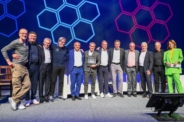 Peter Lohmeyer, Winfried Hannes, Paul Breitner, Toni Schumacher, Felix Magath, Pierre Littbarski mit dem Buch, Hansi Mueller, Manfred Kaltz, Uli Stielike, Klaus Fischer, Manuel Neukirchner und Katrin Mueller-Hohenstein auf der Buehne zum Abschlussfoto. Deutschland vs. Frankreich, Weltmeisterschaft 1982, Halbfinale, Fussball, Nacht von Sevilla, 06.07.2022 Deutschland vs. Frankreich, Weltmeisterschaft 1982, Halbfinale, Legenden-Abend, Nacht von Sevilla, Fussball, 40. Jahrestag, 06.07.2022 Dortmund Copyright: xEibner-Pressefotox EP_THR