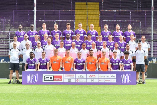 Fußball - 3. Liga - Porträttermin 2022 2023 VfL Osnabrück am 07.07.2022 an der Bremer Brücke in Osnabrück Mannschaftsfoto: 4. Reihe v.l.n.r.: Omar Haktab Traore, Maxwell Gyamfi, Benas Satkus, Lukas Kunze, Emeka Oduah, Felix Higl, Maurice Trapp, Jannes Wulff, Marc Heider, Timo Beermann 3. Reihe v.l.n.r.: Amir Shapourzadeh (Sportdirektor), Julius Ohnesorge (Leiter Lizenzbereich), Jannik Zahmel, Sören Soeren Bertram, Leandro Putaro, Paterson Chato, Oliver Wähling Waehling, Yigit Karademir, Sven Köhler Koehler, Robert Tesche, Manuel Haas, Rene Flägel Flaegel (Teammanager), Mario Richter (Zeugwart) 2. Reihe v.l.n.r.: Dr. Clemens Kruse (Mannschaftsarzt), Dr. Tom Herzig (Mannschaftsarzt), Jonas Imkamp (Spielanalyst), Marcel Höttecke (Torwart-Trainer), Tim Danneberg (Co-Trainer), Daniel Scherning (Cheftrainer), Danilo de Souza (Co-Trainer), Mathis Beckmann (Athletik-Trainer), Tim Schütte Schuette (Reha-Trainer), Sebastian Schwermann (Physiotherapeut), Lennart Bartling (Physiotherapeut), Jannik Weber (Physiotherapeut) 1. Reihe v.l.n.r.: Ba-Muaka Simakala, Florian Kleinhansl, Luca Böggemann Boeggemann, Daniel Adamczyk, Erik Engelhardt, Philipp Kühn Kuehn, Laurenz Beckemeyer, Henry Rorig, Kevin Wiethaup Es fehlt: Davide Itter
