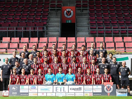 4. Reihe Tim Kruse Ben Srenk - Florian Heister Ilhan Altuntas Niklas May David Philipp Luca De Meester David Philipp Dr. Max Wittenberg Florian Braband 3. Reihe Dr. Eduard Gohr Markus Lützler Claudia Stier Simon Stehle Benjamin Hemcke Kevin Lankford Seokju Hong Ben Klefisch Daniel Buballa Marcel Risse Marian Wilhelm 2. Reihe Prof. Dr. med Marc Horlitz - Dieter Schick Thomas Gürtler - David Kubatta Jamil Siebert Christoph Greger Moritz Fritz Andrà Becker Lars Dietz Patrick Koronkiewicz Georg Koch Markus Brzenska Olaf Janßen 1. Reihe Ben Hompesch - Patrick Sontheimer Youssef Amyn Simon Handle Elias Bördner Ben Voll Kevin Rauhut Jeremias Lorch Luca Marseiler Federico Palacios Florian Engelhardt Es fehlen: Dr. Achim Münster, Dr. Helmut Pottkämper Viktoria Koeln, 3. Bundesliga, Fussball, Portraettermin 2022 23, Mannschaftsfoto, Saison 2022 2023, 08.07.2022 Viktoria Koeln , 3. Bundesliga, Fussball, Portraettermin 2022 2023, Mannschaftsfoto, Saison 2022 2023, 08.07.2022 Koeln Copyright: xEibner-Pressefotox EP_THR