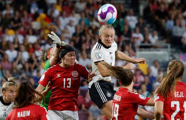 08.07.2022, Fussball, UEFA Frauen EM 2022, Deutchland - Daenemark, GB, London, Brentford Community Stadium Bild: v. li. Goal scored, Lea Schueller (Deutschland 7) erziehlt das Tor zum 2:0, celebrate the goal, Goalkeeper Lene Christensen (Denmark 1), Sofie Pedersen (Denmark 13), Torschuetzin Lea Schueller (Deutschland 7) Copyright: HMBxMedia xHeikoxBecker