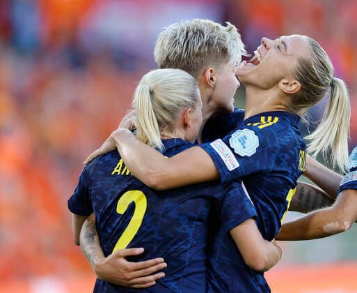 Sport Bilder des Tages 09.07.2022, Fussball, UEFA Womens EURO 2022, Netherlands - Sweden, GB, Sheffield, Bramall Lane Bild: v. li. Jubel nach dem Tor zum 1:0, jubelnd, bejubelt, jubelt, jubeln, emotionen, Torschuetzin Jonna Andersson (2 Sweden), Lina Hurtig (8 Sweden) und Fridolina Rolfoe (18 Sweden) Copyright: HMBxMedia xHeikoxBecker