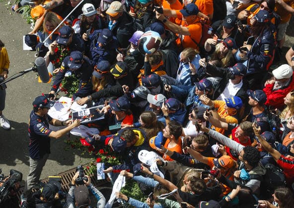 PEREZ Sergio (mex), Red Bull Racing RB18, portrait spectators, fans during the Formula 1 Rolex Grosser Preis Von Osterreich 2022, 2022 Austrian Grand Prix, 11th round of the 2022 FIA Formula One World Championship, WM, Weltmeisterschaft from July 8 to 10, 2022 on the Red Bull Ring, in Spielberg, Austria - F1 - AUSTRIAN GRAND PRIX 2022 - RACE DPPI Panoramic 00122027_F12022GP11AUT_JK58772