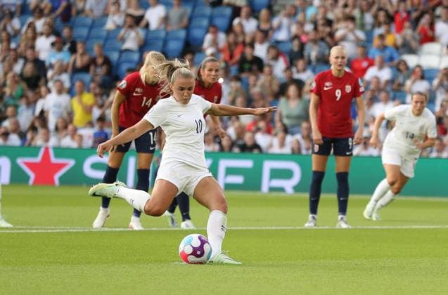 Brighton and Hove, England, 11th July 2022. Georgia Stanway of England scores the opening goal during the UEFA Women s European Championship, EM, Europameisterschaft 2022 match at the AMEX Stadium, Brighton and Hove. Picture credit should read: Paul Terry Sportimage EDITORIAL USE ONLY. No use with unauthorised audio, video, data, fixture lists, club league logos or live services. Online in-match use limited to 120 images, no video emulation. No use in betting, games or single club league player publications. SPI-1744-0087