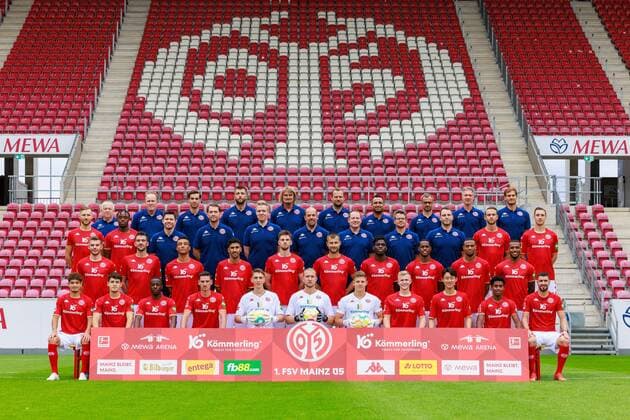 Mainz, MEWA-Arena, 11.07.2022, Mannschaftsfoto 1. Bundesliga - 1.FSV Mainz 05, Obere Reihe: Walter Notter (Zeugwart), Torsten Körner (Zeugwart), Vincent Lorenz (Videoanalyse), Stephan Kuhnert (Torwarttrainer), Bo Svensson (Cheftrainer), Babak Keyhanfar (Co-Trainer), Patrick Kaniuth (Co-Trainer), Sven Herzog (Leitung Performance), Axel Busenkell (Leitung Rehabilitation), Jonas Grünewald (Stellvertretender Leiter Performance) Mitte-Oben: Silvan Widmer, Anderson Lucoqui, PD Dr. Stefan Mattyasovszky (Arzt), Dr. Philipp Appelmann (Arzt), Dr. Simon Diestelmeier (Arzt), Christopher Rohrbeck (Physiotherapeut), Stefan Kamilli (Physiotherapeut), Steffen Tröster (Physiotherapeut), Nico Hölzel (Physiotherapeut), Marcus Ingvartsen, Dominik Kohr Mitte-Unten: Maxim Leitsch, Stefan Bell, Karim Onisiwo, Aymen Barkok, Anton Stach, Alexander Hack, Danny da Costa, Edimilson Fernandes, Delano Burgzorg, Marlon Mustapha Vordere Reihe: Ben Bobzien, Eniss Shabani, Merveille Papela, Antony Caci, Lasse Rieß, Robin Zentner, Finn Dahmen, Jonathan Burkardt, Jae-sung Lee, Leandro Barreiro, Aaron Martin