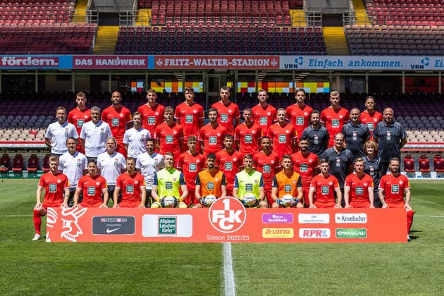 Hintere Reihe v.l. Daniel Hanslik (1.FC Kaiserslautern), Terrence Boyd (1.FC Kaiserslautern), Kevin Kraus (1.FC Kaiserslautern), Maximilian Hippe (1.FC Kaiserslautern), Julian Niehues (1.FC Kaiserslautern), Boris Tomiak (1.FC Kaiserslautern), Lex Tyger Lobinger (1.FC Kaiserslautern), Lars Buenning (1.FC Kaiserslautern), Mike Wunderlich (1.FC Kaiserslautern), mittlere Reihe v.l. Oliver Schaefer (Co Trainer), Andreas Clauss (Torwarttrainer 1.FC Kaiserslautern), Fabian Kobel (Reha Trainer), Philipp Hercher (1.FC Kaiserslautern), Muhammed Kiprit (1.FC Kaiserslautern), Erik Durm (1.FC Kaiserslautern),Ben Zolinski (1.FC Kaiserslautern), Ricardo Bernardy (Physiotherapeut), Frang Sänger (Physiotherapeut), Norman Schild (Physiotherapeut), zweite Reihe von unten Dirk Schuster (Trainer 1.FC Kaiserslautern), Sascha Franz (Co Trainer 1.FC Kaiserslautern), Niklas Martin (Co Trainer 1.FC Kaiserslautern), Neal Gibs (1.FC Kaiserslautern), Anas Bakhat (1.FC Kaiserslautern), Kenny Prince Redondo (1.FC Kaiserslautern), Hikmet Ciftci (1.FC Kaiserslautern), Peter Miethe (Betreuer), Dr. CLAUDIA THALER (Mannschaftsärztin), vordere Reihe v. l. Jean Zimmer (1.FC Kaiserslautern), Nicolas Sessa (1.FC Kaiserslautern), Hendrik Zuck (1.FC Kaiserslautern), Julian Krahl (1.FC Kaiserslautern), Avdo Spahic (1.FC Kaiserslautern), Andreas Luthe (1.FC Kaiserslautern), Jonas Weyand (1.FC Kaiserslautern), Dominik Schad (1.FC Kaiserslautern), Marlon Ritter (1.FC Kaiserslautern), Marius Kleinsorge (1.FC Kaiserslautern), Medientag, 1.FC Kaiserslautern, 2. Bundesliga, Fussball, 12.07.2022 Medientag, 1.FC Kaiserslautern, 2. Bundesliga, Fussball, 12.07.2022 Copyright: xEibner-Pressefoto AlexanderxNeisx