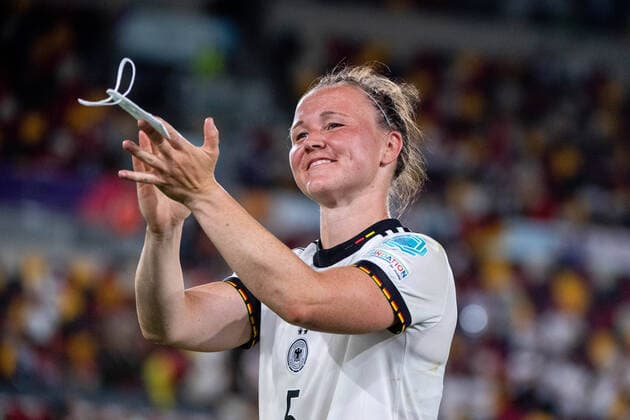 Sport Bilder des Tages Marina Hegering (Deutschland 5) bedankt sich bei den Fans, GBR, Deutschland vs. Spanien, Fussball UEFA Womens EURO 2022, 12.07.2022, Gruppe B, 2. Spieltag GBR, Deutschland vs. Spanien, Fussball UEFA Womens EURO 2022, 12.07.2022, Gruppe B, 2. Spieltag Copyright: xEibner Memmlerx EP_MMR