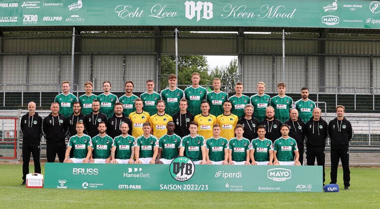 VfB Luebeck; RL -Nord, Portraettermin 2022 2023, Mannschaftsfoto Hintere Reihe von links: Florian Egerer, Sven Freitag, Niklas Kastenhofer, Felix Drinkuth, Lasse Jetz, Mats Facklam, Jannik Lšhden, Tommy Grupe, Noah Plume, Kimmo Hovi, Jan Lippegaus, Tarik GšzŸsirin Mittlere Reihe von links: Co-Trainer Lars Hopp, Torwart-Trainer Benjamin Loose, Athletik-Trainer Gianluca Fraternali, Physiotherapeut Matthias Stobbe, Physiotherapeut Ole Wulf, Julian Barkmann, Eric GrŸndemann, Cheftrainer Lukas Pfeiffer, Florian Kirschke, JosŽ Aguirre, Mannschaftsazt Dr. Bernd Staden, Mannschaftsarzt Dr. Stefan Bark, Zeugwart Ulrich Lenz, Zeugwart Horst Plieske, Team-Manager Daniel Pauls. Vordere Reihe von links: Morten RŸdiger, Manuel Farrona Pulido, Marvin Thiel, Mattis Daube, Fawaz Kassimou, Oskar von Esebeck, Marius Hauptmann, Vjekoslav Taritas, Mirko Boland, Robin Kšlle. Es fehlt: Mannschaftsarzt Dr. Ulf Seidel