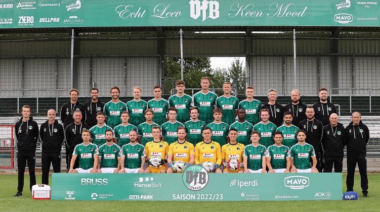 VfB Luebeck; RL -Nord, Portraettermin 2022 2023, Mannschaftsfoto Hintere Reihe von links: Team-Manager Daniel Pauls, Athletik-Trainer Gianluca Fraternali, Felix Drinkuth, Kimmo Hovi, Lasse Jetz, Mats Facklam, Jannik Lšhden, Tommy Grupe, Noah Plume, Mannschaftsarzt Dr. Bernd Staden, Mannschaftsarzt Dr. Stefan Bark, Physiotherapeut Ole Wulf. Mittlere Reihe von links: Cheftrainer Lukas Pfeiffer, Co-Trainer Lars Hopp, Torwart-Trainer Benjamin Loose, Mattis Daube, Marius Hauptmann, Sven Freitag, Oskar von Esebeck, Niklas Kastenhofer, Jan Lippegaus, Fawaz Kassimou, Florian Egerer, Tarik GšzŸsirin, Physiotherapeut Matthias Stobbe, Zeugwart Ulrich Lenz, Zeugwart Horst Plieske. Vordere Reihe von links: Morten RŸdiger, Manuel Farrona Pulido, Marvin Thiel, Christopher Barkmann, Eric GrŸndemann, Florian Kirschke, JosŽ Aguirre, Vjekoslav Taritas, Mirko Boland, Robin Kšlle. Es fehlt: Mannschaftsarzt Dr. Ulf Seidel.