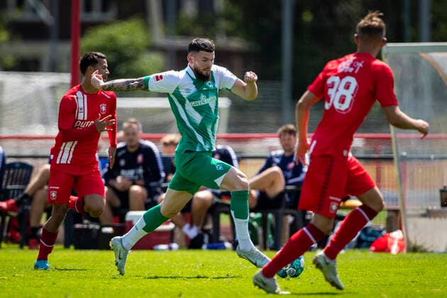 NLD, 1.FBL, FSP, Werder Bremen vs Twente Enschede 16.07.2022, Trainingsplatz am Fanny-Blankers-Koen-Stadion, Hengelo, NLD, 1.FBL, FSP, Werder Bremen vs Twente Enschede im Bild Oliver Burke (Werder Bremen 09) setzt sich durch,