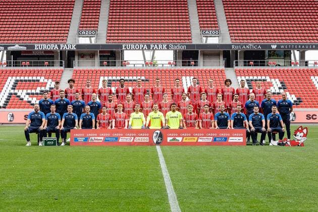 Mannschaftsfoto SC Freiburg, 1.Bundesliga, 2022 2022, 20.07.2022 Hintere Reihe: Noah Weisshaupt, Kevin Schade, Christian Guenter, Yannik Keitel, Kimberly Ezekwem, Nils Peters, Matthias Ginter, Keven Schlotterbeck, Michael Gregoritsch, Philipp Lienhardt, Kiliann Sildillia, Manuel Gulde, Maximillian Eggestein Mittlere Reihe: Co Trainer Florian Bruns, Torwarttrainer Michael Mueller, Athletiktrainer Daniel Wolf, Athletiktrainer Maximilian Kessler, Daniel Kofi Kyereh, Jonathan Schmid, Nicolas Hoefler, Roland Sallai, Lucas Hoeler, Lukas Kuebler, Hugo Siquet, Vincenzo Grifo, Trainer Christian Streich, Co Trainer Lars Vossler, Co Trainer Patrick Baier Vordere Reiher: Physiotherapeut Florian Mack, Physiotherapeut Markus Behrens, Physiotherapeut Torge Schwarz, Physiotherapeut Uwe Vetter, Nishan Burkhart, Robert Wagner, Benjamin Uphoff, Mark Flekken, Noah Atubolu, Ristu Doan, Wooyeong Jeong, Mannschaftsarzt Dr. Dr. Markus Wenning, Mannschaftsarzt Dr. Helge Eberbach, Zeugwart Max Beckmann, Busfahrer Stefan Spohn Es fehlt Mannschaftsarzt Dr. Jochen Gruber DFB DFL REGULATIONS PROHIBIT ANY USE OF PHOTOGRAPHS AS IMAGE SEQUENCES AND OR QUASI-VIDEO SC Freiburg, 1.Bundesliga, Portraittermin 2022 2023, 20.07.2022 Freiburg Copyright: xEibner-Pressefoto RogerxBuerkex EP_EER