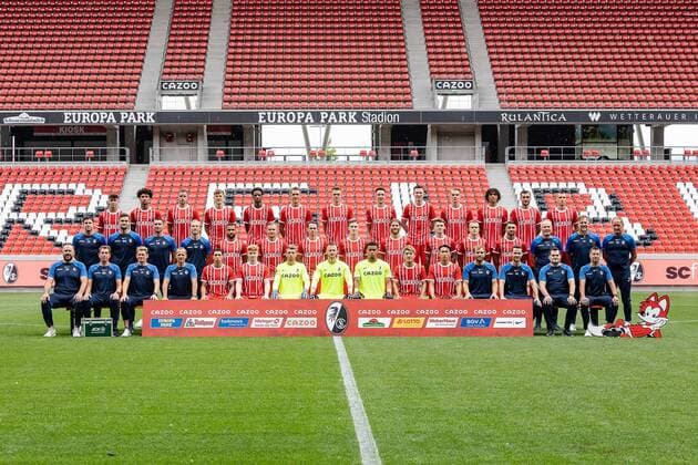 Mannschaftsfoto SC Freiburg, 1.Bundesliga, 2022 2022, 20.07.2022 Hintere Reihe: Noah Weisshaupt, Kevin Schade, Christian Guenter, Yannik Keitel, Kimberly Ezekwem, Nils Peters, Matthias Ginter, Keven Schlotterbeck, Michael Gregoritsch, Philipp Lienhardt, Kiliann Sildillia, Manuel Gulde, Maximillian Eggestein Mittlere Reihe: Co Trainer Florian Bruns, Torwarttrainer Michael Mueller, Athletiktrainer Daniel Wolf, Athletiktrainer Maximilian Kessler, Daniel Kofi Kyereh, Jonathan Schmid, Nicolas Hoefler, Roland Sallai, Lucas Hoeler, Lukas Kuebler, Hugo Siquet, Vincenzo Grifo, Trainer Christian Streich, Co Trainer Lars Vossler, Co Trainer Patrick Baier Vordere Reiher: Physiotherapeut Florian Mack, Physiotherapeut Markus Behrens, Physiotherapeut Torge Schwarz, Physiotherapeut Uwe Vetter, Nishan Burkhart, Robert Wagner, Benjamin Uphoff, Mark Flekken, Noah Atubolu, Ristu Doan, Wooyeong Jeong, Mannschaftsarzt Dr. Dr. Markus Wenning, Mannschaftsarzt Dr. Helge Eberbach, Zeugwart Max Beckmann, Busfahrer Stefan Spohn Es fehlt Mannschaftsarzt Dr. Jochen Gruber DFB DFL REGULATIONS PROHIBIT ANY USE OF PHOTOGRAPHS AS IMAGE SEQUENCES AND OR QUASI-VIDEO SC Freiburg, 1.Bundesliga, Portraittermin 2022 2023, 20.07.2022 Freiburg Copyright: xEibner-Pressefoto RogerxBuerkex EP_EER