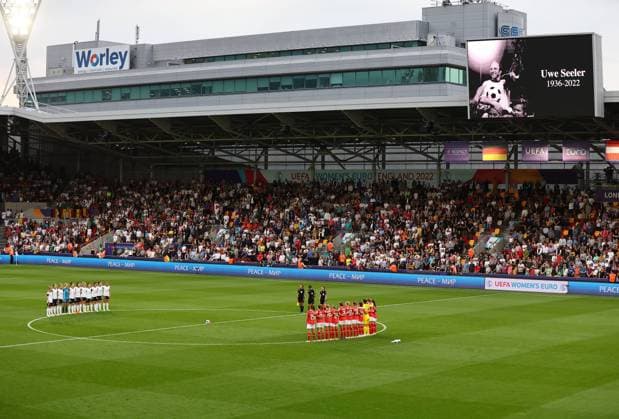 London, England, 21st July 2022. A minutes silence foe Use Seeler during the UEFA Women s European Championship, EM, Europameisterschaft 2022 match at Brentford Community Stadium, London. Picture credit should read: David Klein Sportimage EDITORIAL USE ONLY. No use with unauthorised audio, video, data, fixture lists, club league logos or live services. Online in-match use limited to 120 images, no video emulation. No use in betting, games or single club league player publications. SPI-1766-0043