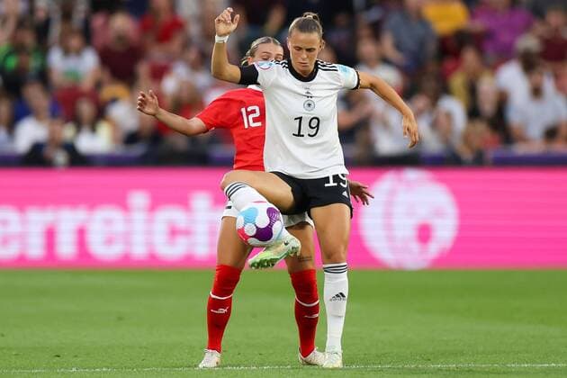 Mandatory Credit: Photo by Simon Dael Shutterstock (13040203ar) Klara Bühl of Germany under pressure from Laura Wienroither of Austria Germany v Austria, Womens UEFA European Championship, EM, Europameisterschaft Quarter Final, Football, Brentford Community Stadium, London, UK - 21 Jul 2022 Germany v Austria, Womens UEFA European Championship, Quarter Final, Football, Brentford Community Stadium, London, UK - 21 Jul 2022 Copyright: xSimonxDael Shutterstockx 13040203ar