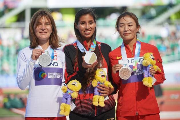 2022.07.22, Eugene Mistrzostwa Swiata w Lekkoatletyce Oregon 2022 Chod na 35 km kobiet, final n z (POL) Katarzyna Zdzieblo, (PER) Kimberly Garcia Leon, (CHN) Shijie Qieyang , ceremonia medalowa Fot Rafal Oleksiewicz PressFocus 2022.07.22, Eugene World Athletic Championships Oregon 2022 WomenÕs 35 km race walk, final (POL) Katarzyna Zdzieblo, (PER) Kimberly Garcia Leon, (CHN) Shijie Qieyang, medal ceremony Credit Rafal Oleksiewicz PressFocus NEWSPIX.PL --- Newspix.pl 20220722RO_16575371
