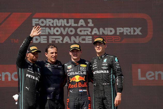 FORMULA 1 LENOVO GRAND PRIX DE FRANCE 2022 24.07.2022, Circuit Paul Ricard, Le Castellet, FORMULA 1 LENOVO GRAND PRIX DE FRANCE 2022 , im Bild Podium Sieger Max Verstappen (NEL), Oracle Red Bull Racing, 2.Platz für Lewis Hamilton (GBR), Mercedes-AMG Petronas Formula One Team, 3.Platz für George Russell (GBR), Mercedes-AMG Petronas Formula One Team, Technischer Direktor Red Bull Racing Pierre Wache.