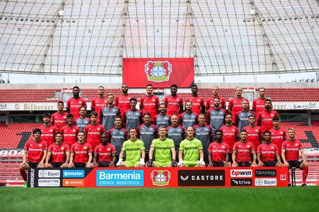 Bayer 04 Leverkusen; 1.BL, Porträttermin 2022 2023, Mannschaftsfoto 1. Reihe, vo.li: Sardar Azmoun, Paulinho, Florian Wirtz, Moussa Diaby, Andrey Lunev, Lukas Hradecky, Niklas Lomb, Jeremie Frimpong, Charles Aranguiz, Amine Adli, Daley Sinkgraven. 2. Reihe, vo.li: Zidan Sertdemir, Piero Hincapie, Adam Hlozek, Co-Trainer Alberto Encinas, Cheftrainer Gerardo Seoane, Co-Trainer Patrick Schnarwiler, Torwarttrainer David Thiel, Karim Bellarabi, Nadiem Amiri, Ayman Azhil. 3. Reihe, vo.li.: Exequiel Palacios, Athletiktrainer Daniel Jouvin, Atheltiktrainer Markus Müller, Atheltiktrainer Schahriar Bigdeli, Atheltiktrainer Ismael Camenforte Lopez, Co-Trainer Analyse Marcel Daum, Analyst Lizensspielerabteilung Simon Lackmann, Leiter Sportwissenschaft und Atheltik Dr. Malte Krüger, Kerem Demirbay. 4. Reihe, vo.li.: Timothy Fosu-Mensah, Robert Andrich, Jonathan Tah, Patrik Schick, Edmond Tapsoba, Odilon Kossounou, Mitchel Bakker, Joel Pohjanpalo, Iker Bravo.